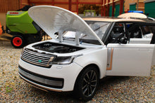 Load image into Gallery viewer, QXT2401184W QY 1:24 Scale Range Rover SV 2022 Version in white with lights and sound