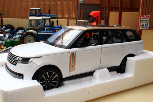 QY 1:24 Scale Range Rover SV 2022 Version in white with lights and sound BOX NOT 100%