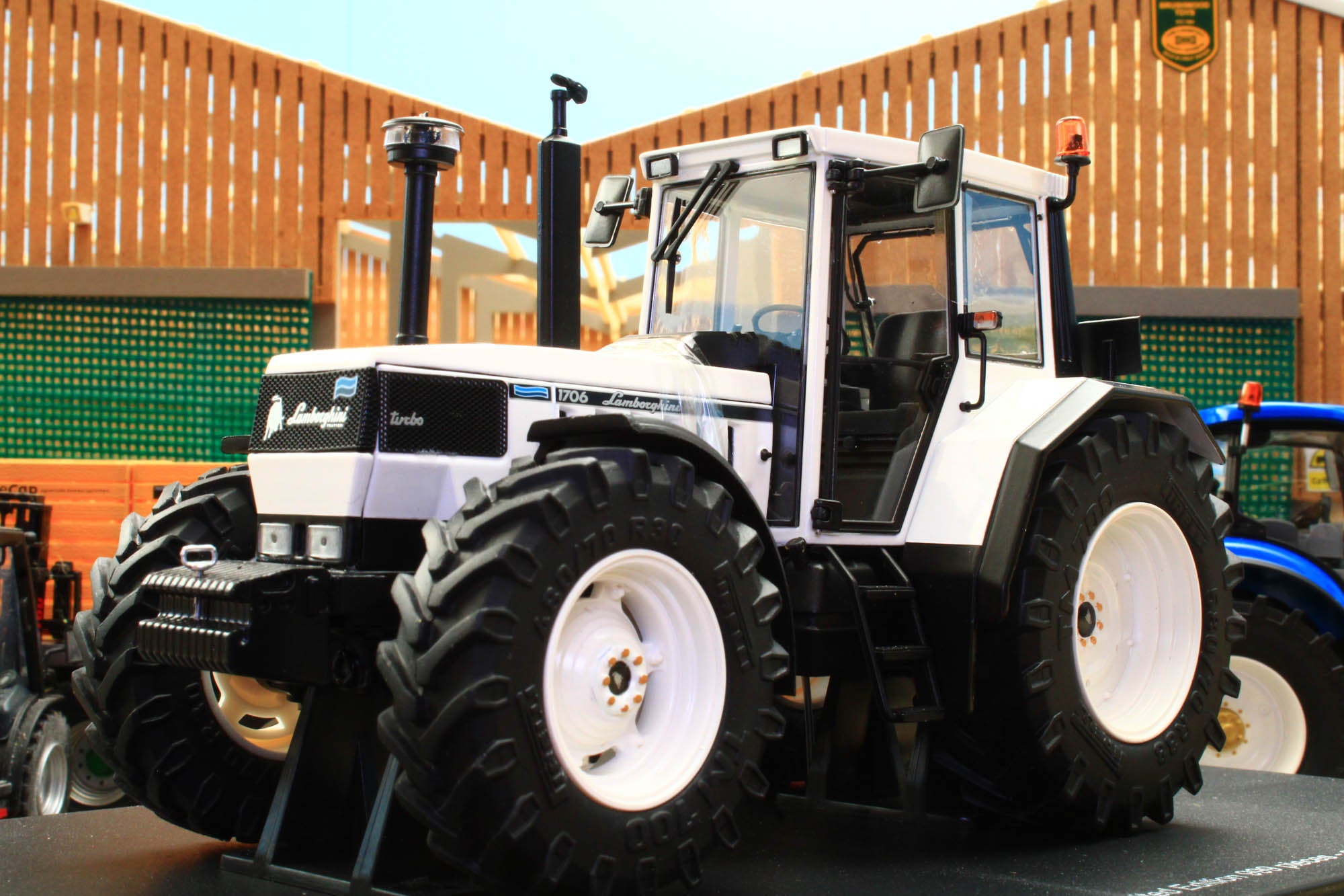 Lamborghini Spark 140 VRT - Tracteur - 1:32 : Sàrl Lamborghini Spark 140 VRT - Tracteur - 1:32 : Sàrl