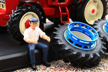 Load image into Gallery viewer, REPACA2021 Replicagri 1:32 Scale International 1056XL with removable duals and driver figure