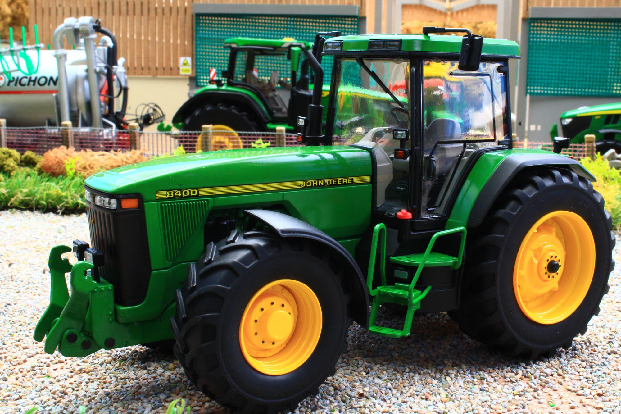 Tracteur John Deere 8400 Schuco 1/32 (Neu und originalverpackt) in Vionnaz für CHF 100 – mit Tracteur John Deere 8400 Schuco 1/32 (Neu und originalverpackt) in Vionnaz für CHF 100 – mit