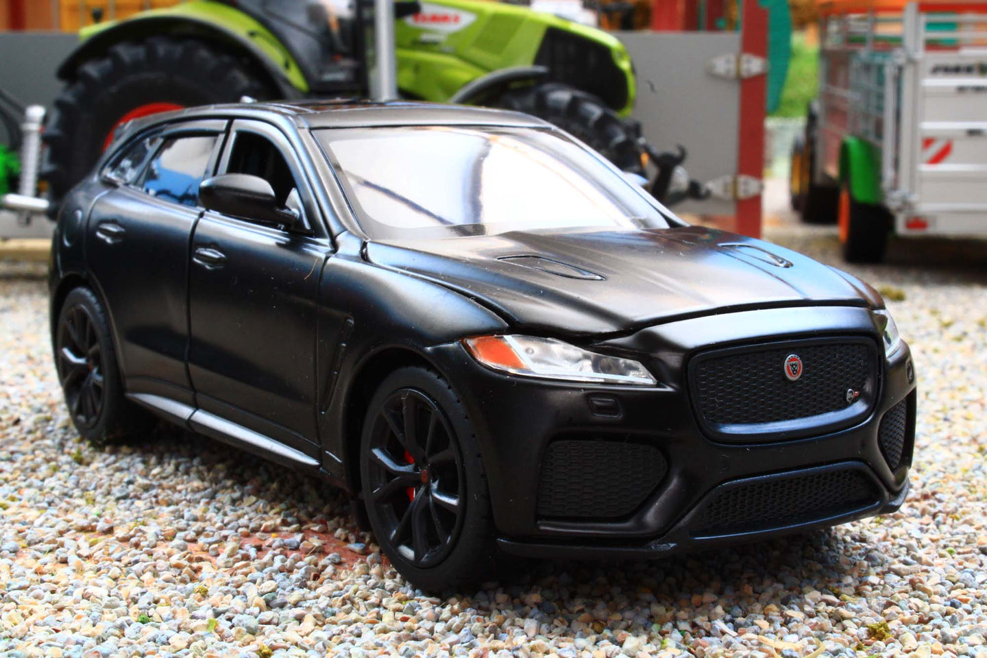 TAY32110018 TAYUMO 1:32 Scale Jaguar F Pace in Black