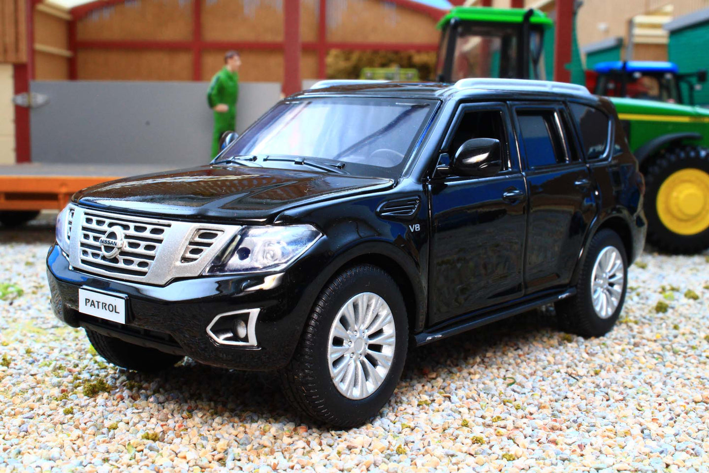 TAY32115014 Tayumo 1:32 Scale Nissan Patrol in Black Y62 4x4