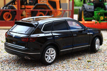 Load image into Gallery viewer, TAY32135013 TAYUMO 132 Scale Volkswagon Touareg with lights and sound