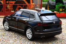 Load image into Gallery viewer, TAY32135013 TAYUMO 132 Scale Volkswagon Touareg with lights and sound