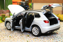 Load image into Gallery viewer, TAY32135015 TAYUMO 1:32 Scale VW Touareg 4x4 in Silver with lights and sound