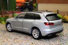 Load image into Gallery viewer, TAY32135015 TAYUMO 1:32 Scale VW Touareg 4x4 in Silver with lights and sound