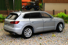 Load image into Gallery viewer, TAY32135015 TAYUMO 1:32 Scale VW Touareg 4x4 in Silver with lights and sound