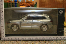 Load image into Gallery viewer, TAY32135015 TAYUMO 1:32 Scale VW Touareg 4x4 in Silver with lights and sound