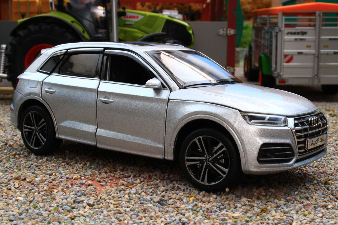 TAY32140024 TAYUMO 132 Scale Audi Q5 in Silver