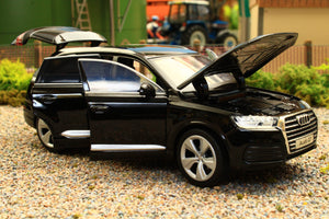 TAY32140025 TAYUMO 1:32 Scale Audi Q7 in Black with lights and sound