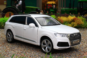 TAY32140026 TAYUMO 1:32 Scale Audi Q7 in White