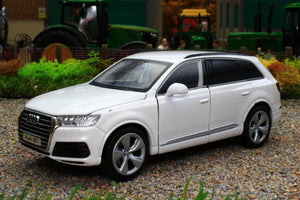TAY32140026 TAYUMO 1:32 Scale Audi Q7 in White