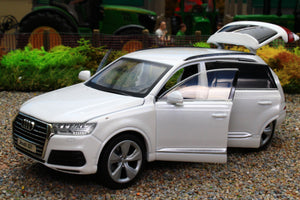 TAY32140026 TAYUMO 1:32 Scale Audi Q7 in White