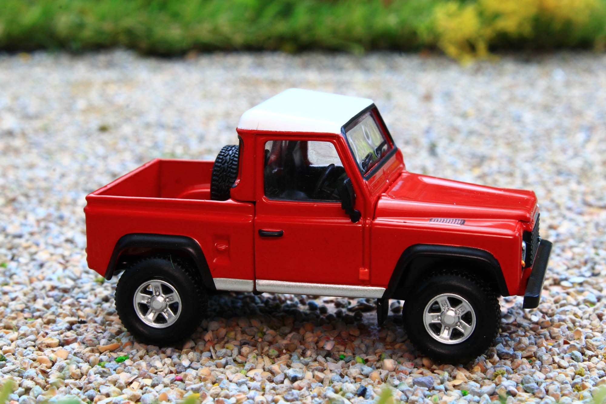 TSMGLT00323R MiniGT 1:64 Scale Land Rover Defender 90 Pickup in Masai TSMGLT00323R MiniGT 1:64 Scale Land Rover Defender 90 Pickup in Masai