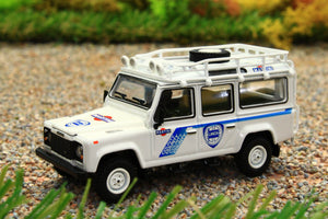 TSMMGT00558L MINIGT 1:64 Scale Land Rover Defender 110 1991 Safari Rally Martini Racing Support Vehicle