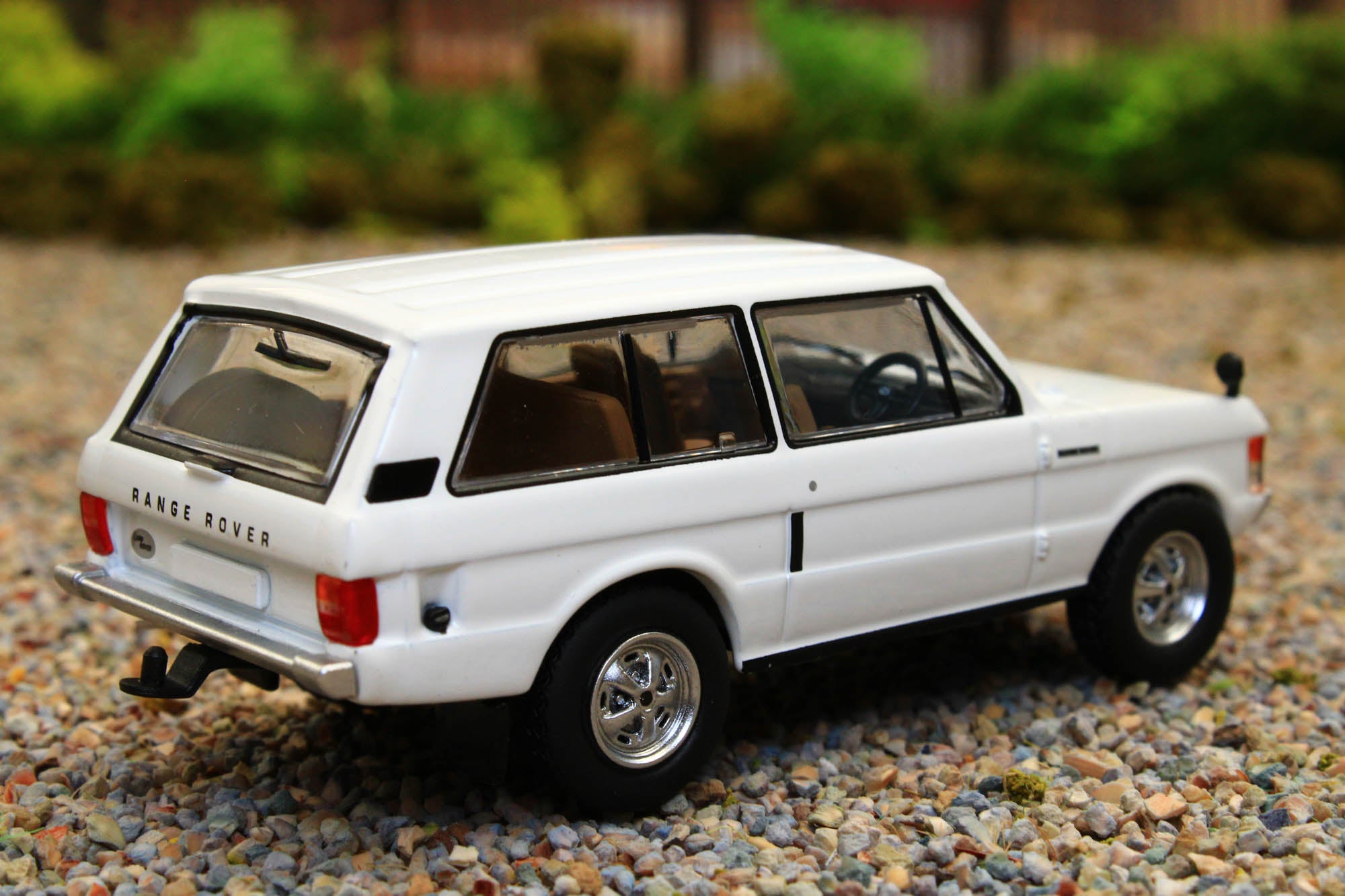 TSMMGT00658R MINIGT 1:64 scale Range Rover Davos White – Brushwood Toys