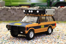 Load image into Gallery viewer, TSMMGT01311 MINI GT 1:64 Scale Range Rover 1981 Camel Trophy Sumatra (N. Sudmann &amp; F. Hofmann)
