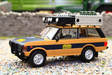 Load image into Gallery viewer, TSMMGT01311 MINI GT 1:64 Scale Range Rover 1981 Camel Trophy Sumatra (N. Sudmann &amp; F. Hofmann)