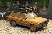 Load image into Gallery viewer, TSMMGTS0006 MINIGT 1:64 Scale Range Rover 1982 Camel Trophy Papua New Guinea set with figures