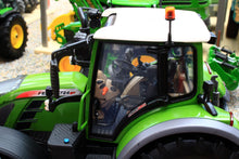 Load image into Gallery viewer, UH5231 Universal Hobbies Fendt 724 Vario 4wd Tractor Nature Green