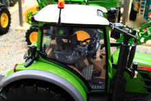 Load image into Gallery viewer, UH5231 Universal Hobbies Fendt 724 Vario 4wd Tractor Nature Green