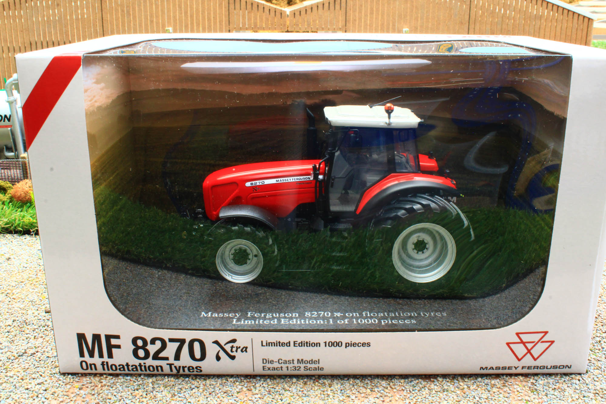 Universal Hobbies Massey Ferguson 9S.425 8 roues échelle 1:32 Universal Hobbies Massey Ferguson 9S.425 8 roues échelle 1:32