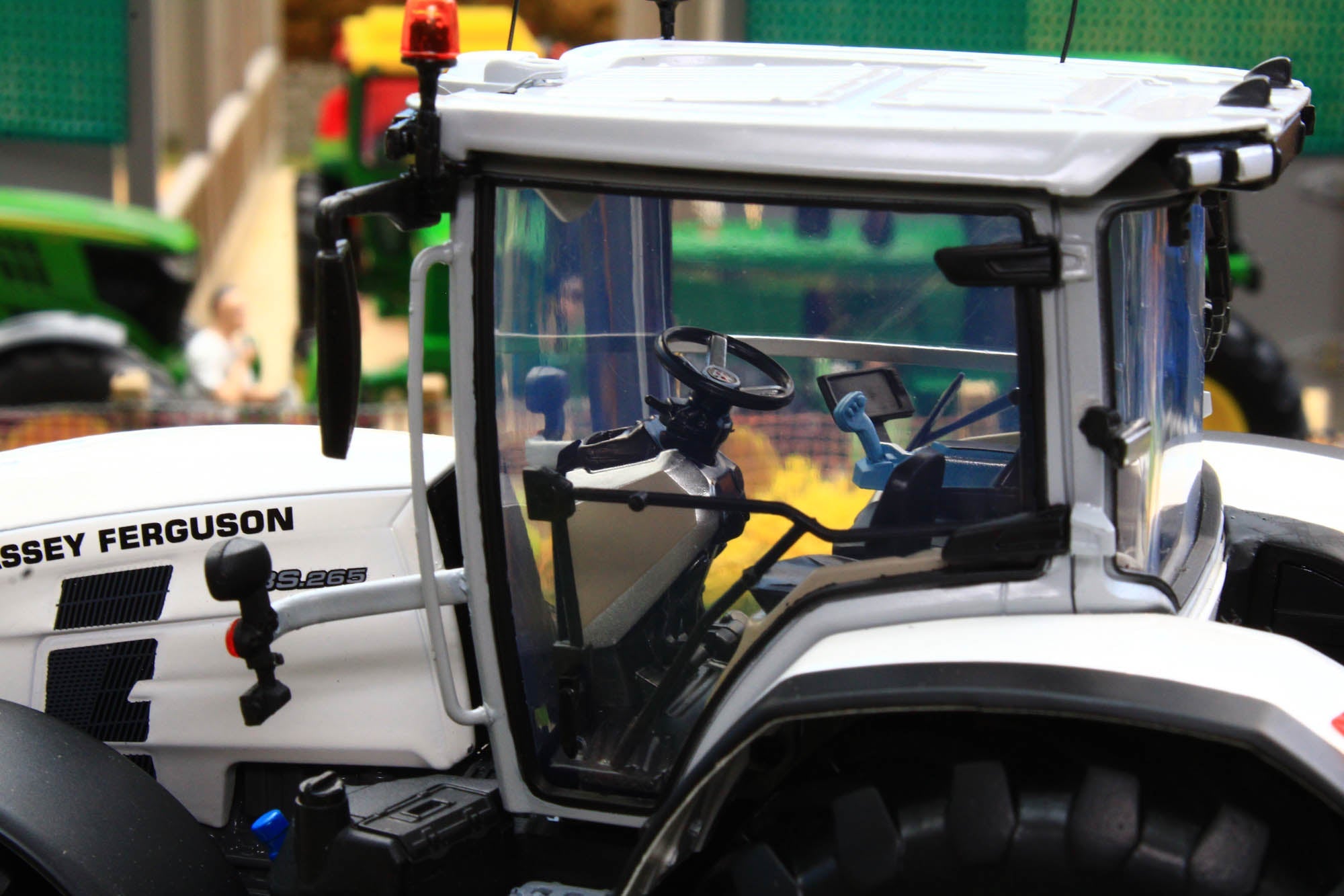 MASSEY FERGUSON 8S.265 White Edition 2023 - Deluxe Racing MASSEY FERGUSON 8S.265 White Edition 2023 - Deluxe Racing