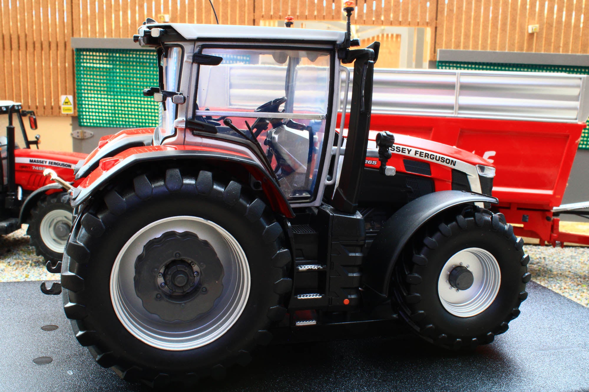 MASSEY FERGUSON 8220 XTRA TRATTORE IN SCALA 1/32 - UNIVERSAL HOBBIES UH5331