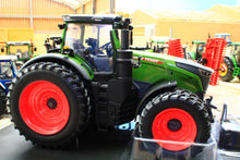 Load image into Gallery viewer, UH6876 Universal Hobbies 1:32 Scale Fendt 1052 Vario 4WD Tractor US Version with Row Crop Duals