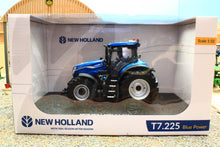 Load image into Gallery viewer, UH7201 Universal Hobbies New Holland T7.225 Blue Power 4WD Tractor