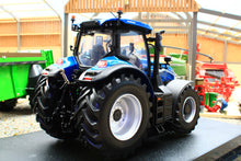 Load image into Gallery viewer, UH7201 Universal Hobbies New Holland T7.225 Blue Power 4WD Tractor
