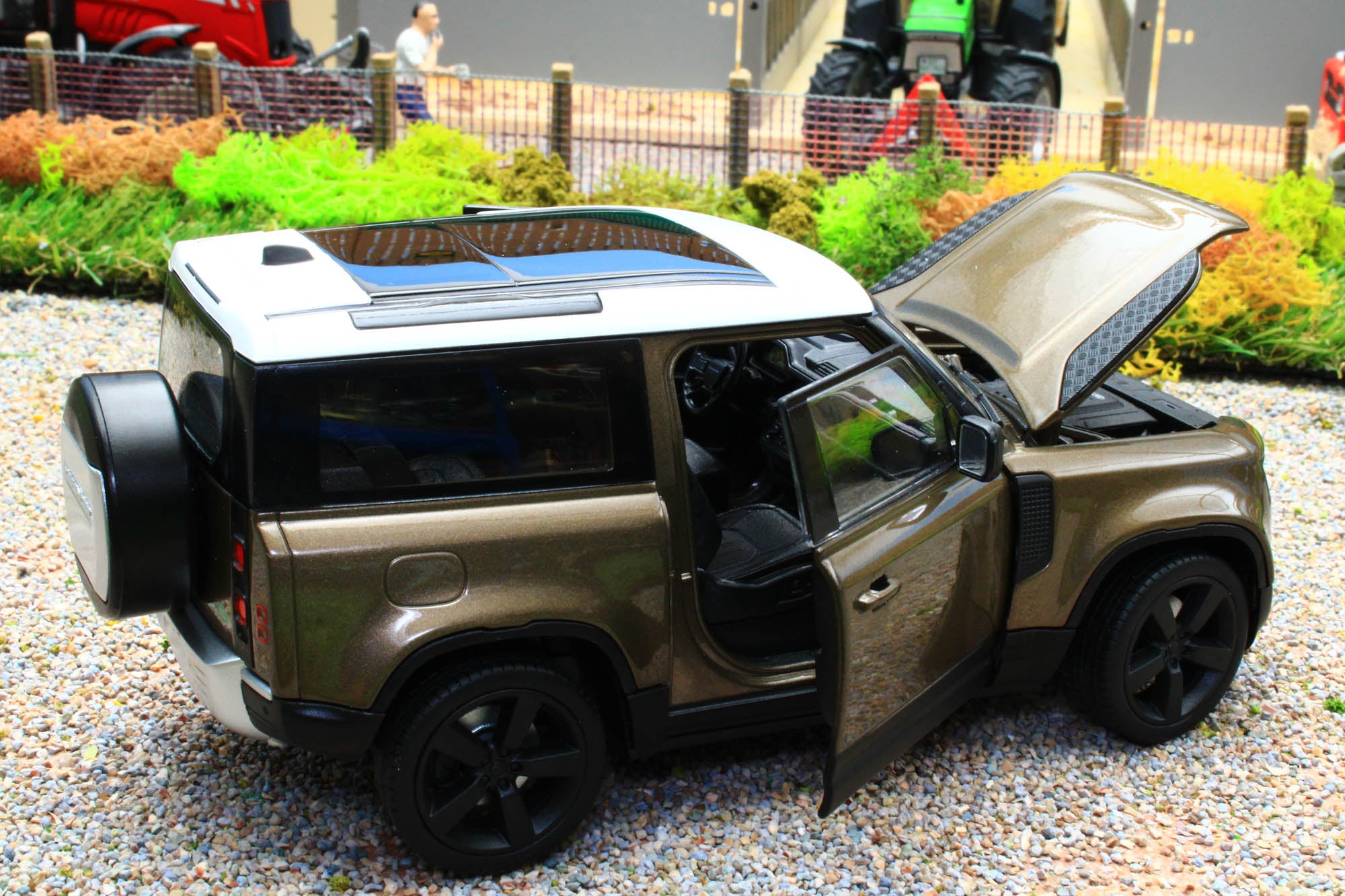 WEL24110BR Welly 1:24 Scale New Land Rover Defender 90 in Metallic Bro ...
