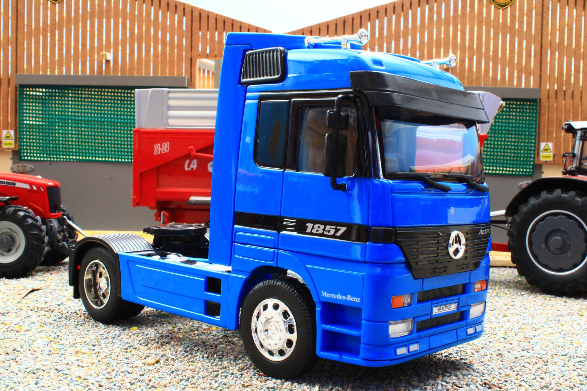 WEL32280B Welly 1:32 Scale Mercedes Actros 4x2 Lorry in Blue
