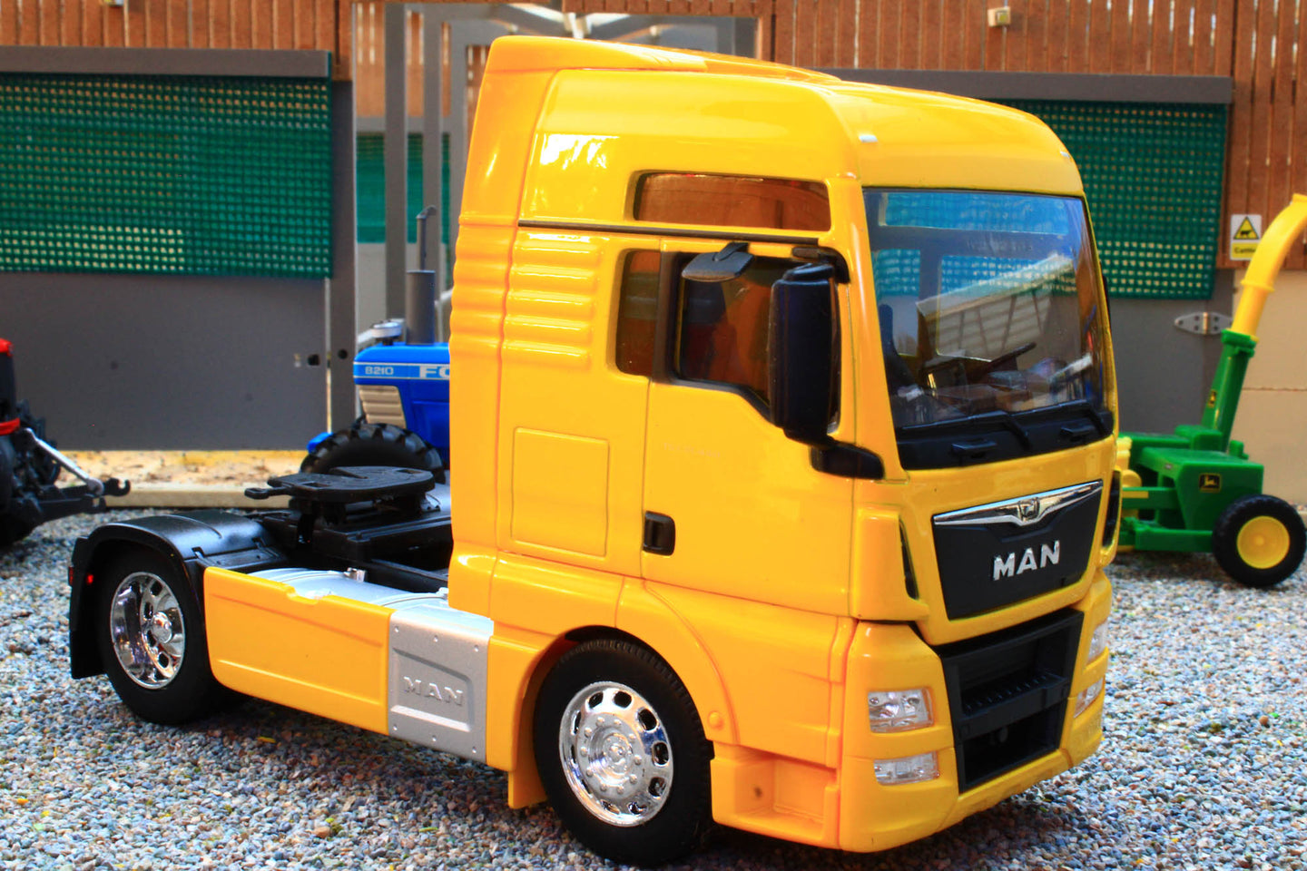 WEL32650SY Welly 1:32 Scale MAN TGX 18.440 4x2 Lorry in Yellow