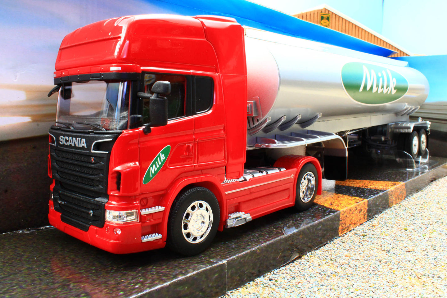 WEL32672 Welly 1:32 Scale Scania R730 4x2 Lorry in Red with Silver 'Milk Tanker' Trailer