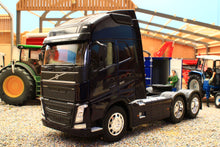 Load image into Gallery viewer, WEL32690LB Welly 1:32 Scale Volvo FH 6x 2 Lorry In Dark Blue