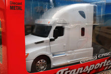 Load image into Gallery viewer, WEL32695W Welly 1:32 Scale Freightliner Cascadia 6 x 4 Lorry in White