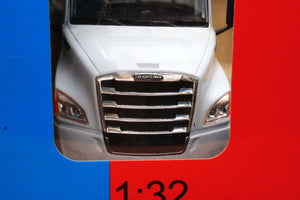 WEL32695W Welly 1:32 Scale Freightliner Cascadia 6 x 4 Lorry in White