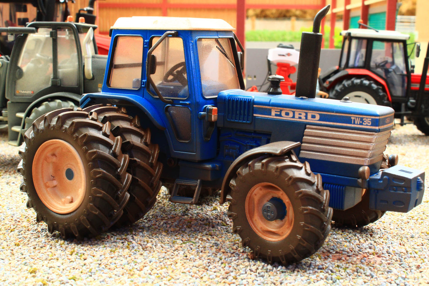 BRITAINS, FORD TW35 avec jumelage arrière, échelle 1/32, BRI43394 BRITAINS, FORD TW35 avec jumelage arrière, échelle 1/32, BRI43394