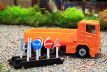 Load image into Gallery viewer, 1322  Siku 1:87 Road Maintenance Lorry with Road Signs