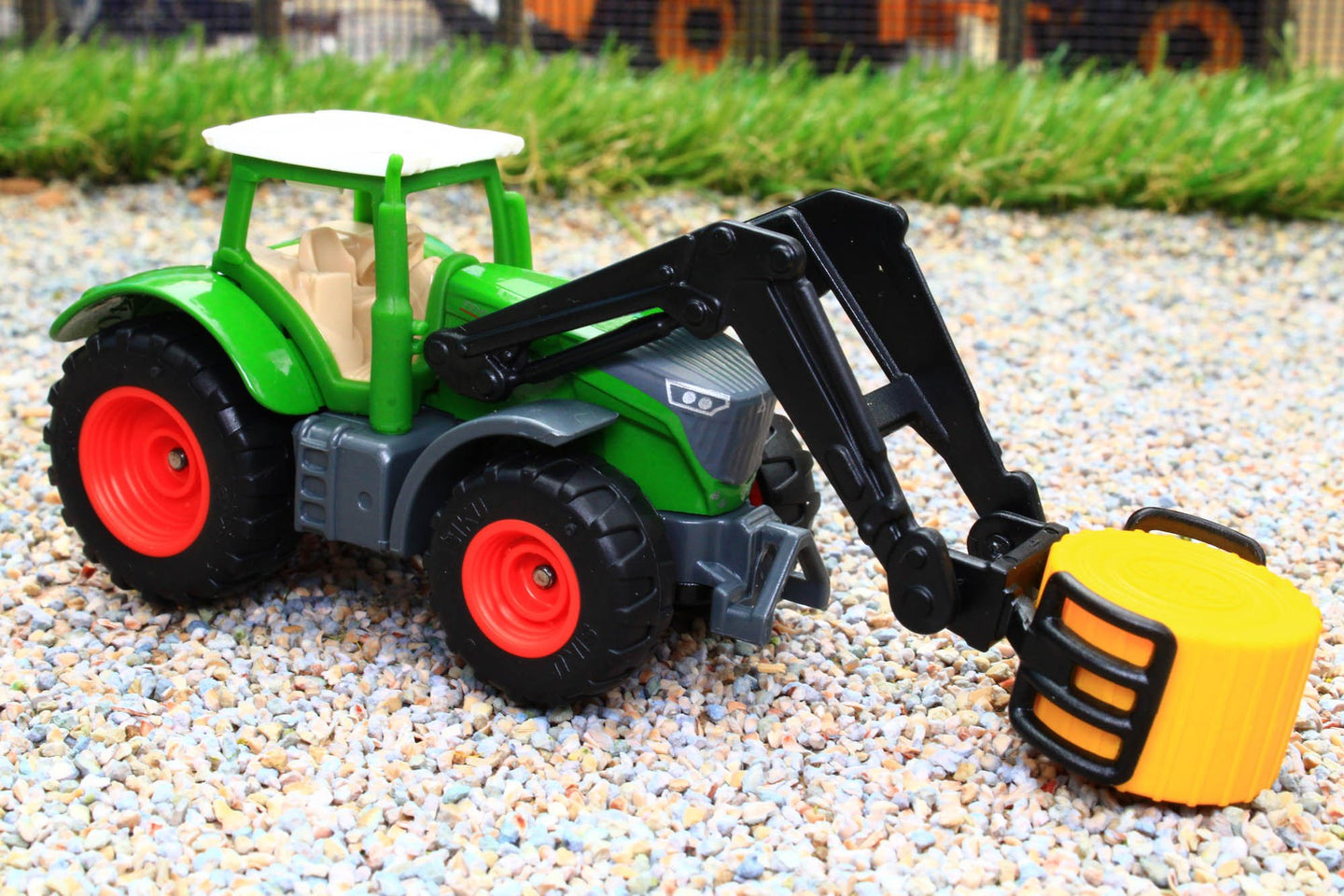 1539 SIKU 187 SCALE FENDT TRACTOR WITH FRONT LOADER AND ROUND BALE GRAB