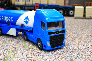 1626 SIKU 187 SCALE VOLVO ARTICULATED LORRY WITH FUEL TANKER