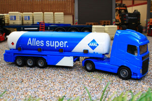 1626 SIKU 187 SCALE VOLVO ARTICULATED LORRY WITH FUEL TANKER - SIDE VIEW