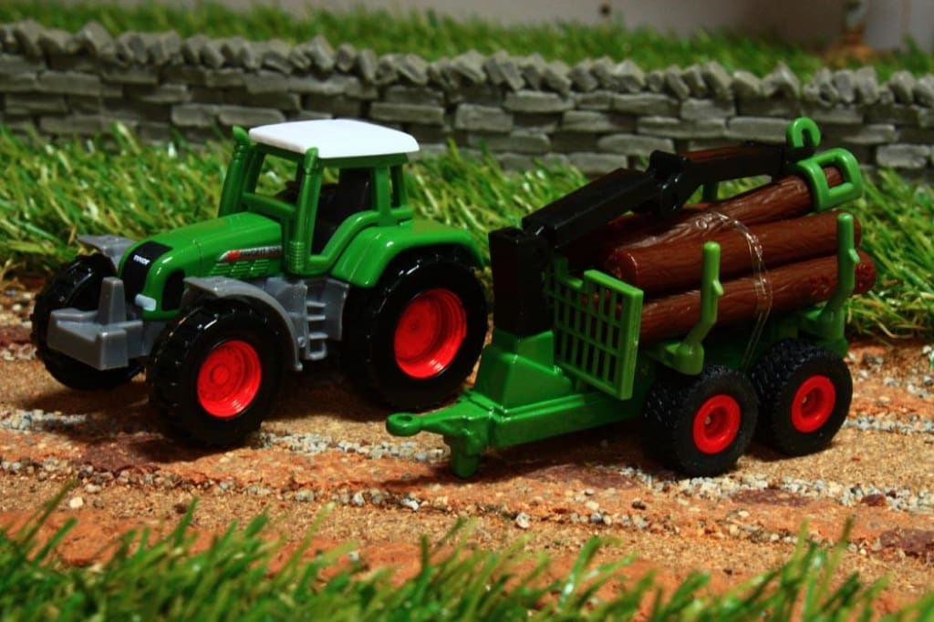 1645 SIKU 187 SCALE FENDT 926 VARIO TRACTOR WITH LOG TRAILER AND LOG CRANE