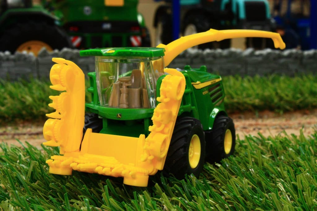 John Deere 1:64 8600 Self Propelled Forage Harvester John Deere 1:64 8600 Self Propelled Forage Harvester