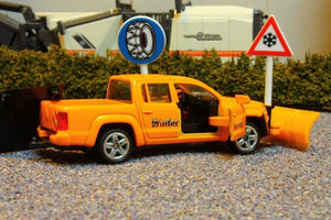 2546 SIKU 155 SCALE VW AMAROK 4WD WINTER SERVICE VEHICLE WITH 2 ROAD SIGNS