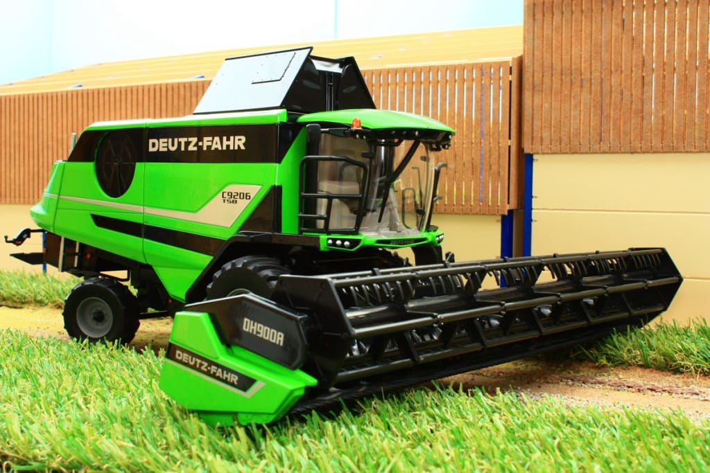 Usk31006 Usk Deutz 9206 Combine Harvester Tractors And Machinery (1:32 Scale)
