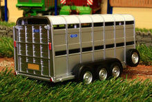 Load image into Gallery viewer, 40710A1 Britains Ifor Williams Livestock Trailer With Two Decks Tractors And Machinery (1:32 Scale)