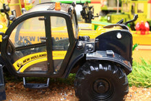 Load image into Gallery viewer, 42363 Britains New Holland TH 7-42 Telehandler - close-up of left side rear